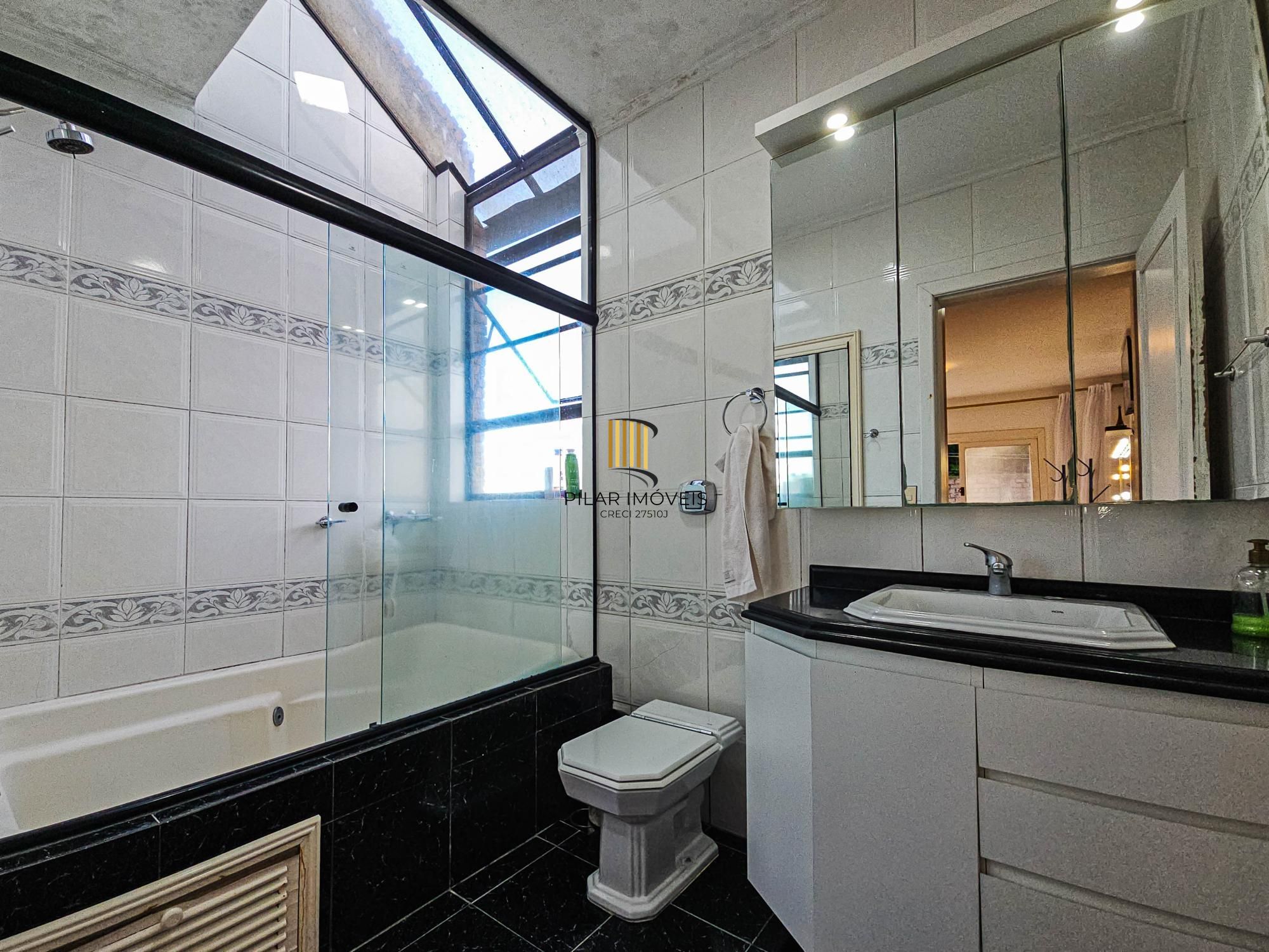 Casa na Vila Conceição, 3 dormitórios, 1 suíte, churrasqueira, lareira, 4 vagas, piscina aquecida e vista perene para o Rio.