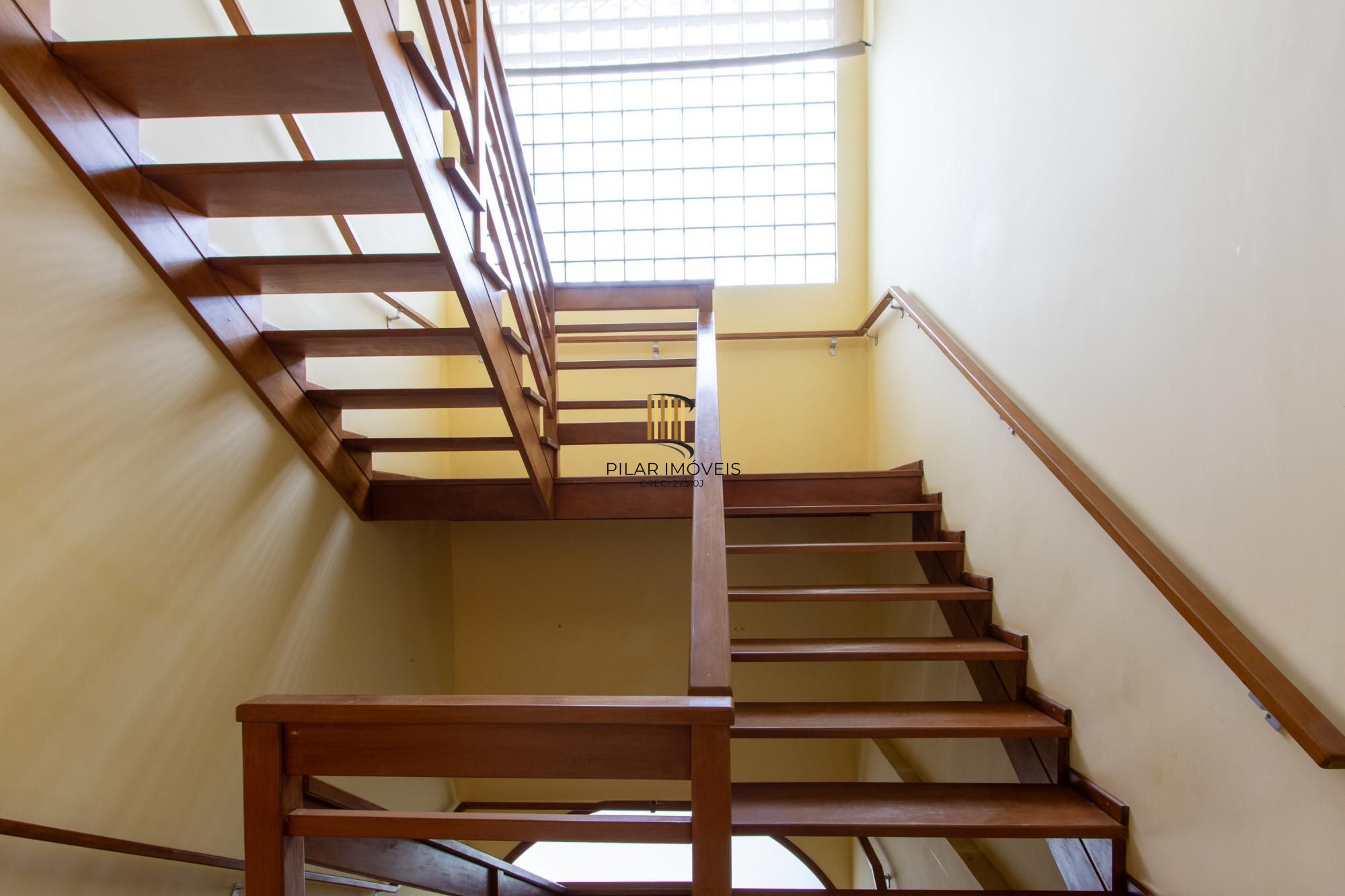 Casa para Venda - 470m², 3 dormitórios, sendo 1 suites, 6 vagas - Nonoai
