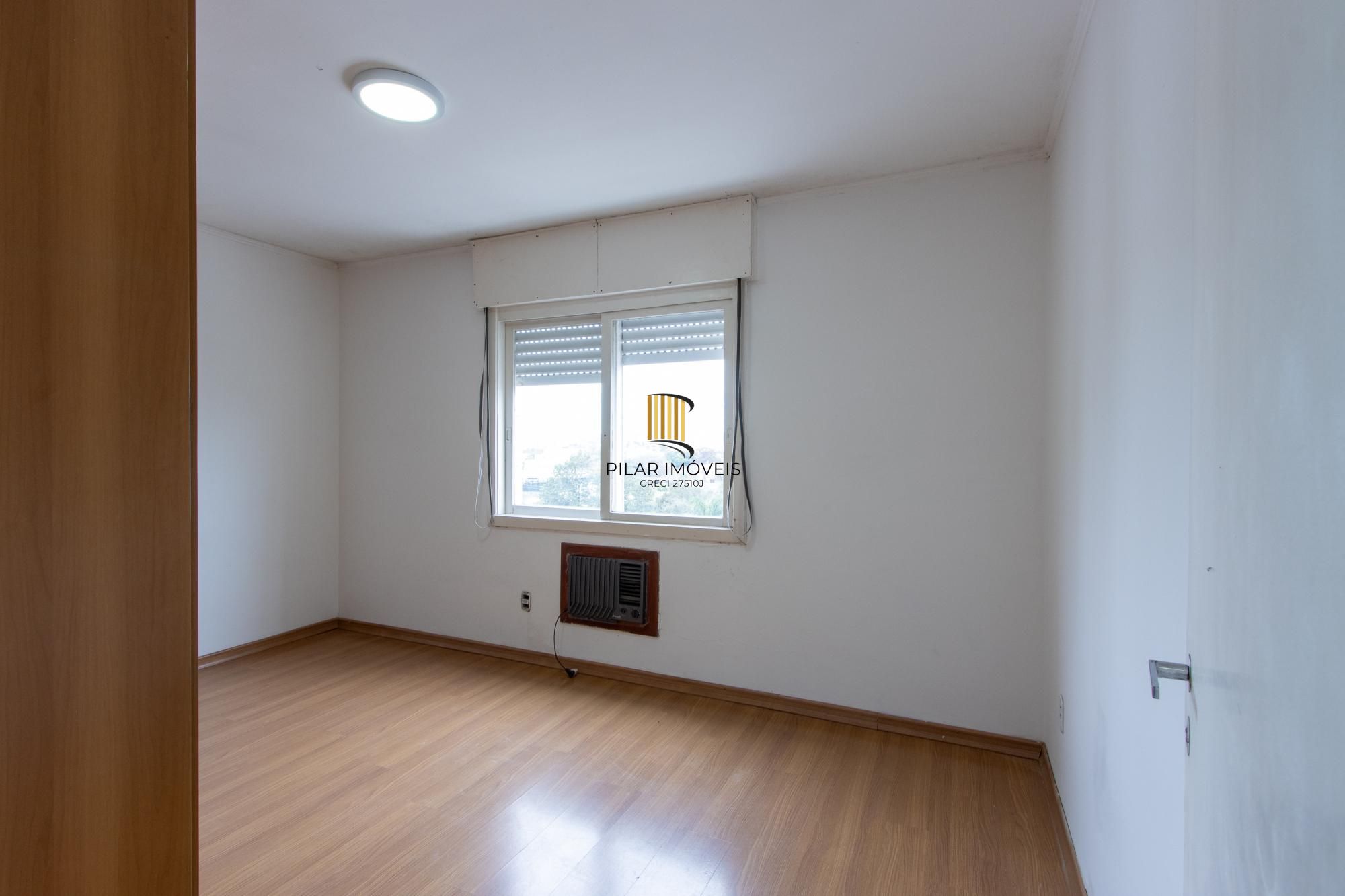 Cobertura com 137m², no Bairro Cristal, de 2 dormitórios, sento uma suíte, ampla sacada, churrasqueira, vista panorâmica, vaga coberta.