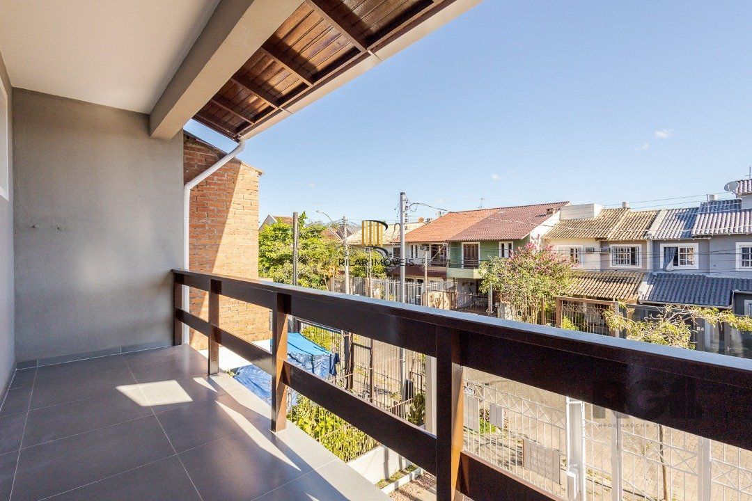 Casa 103m² - 3 dormitórios, 1 suíte, piscina, 2 vagas no bairro Hípica