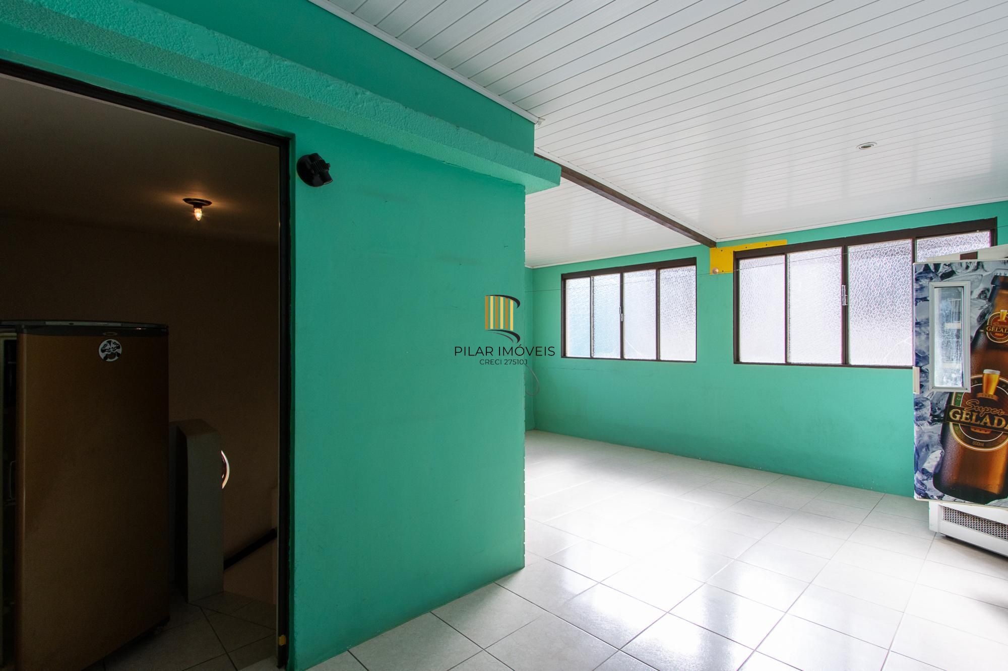 Casa de condomínio, 3 dormitórios, 1 suíte, 1 vaga coberta, no bairro Cristal.