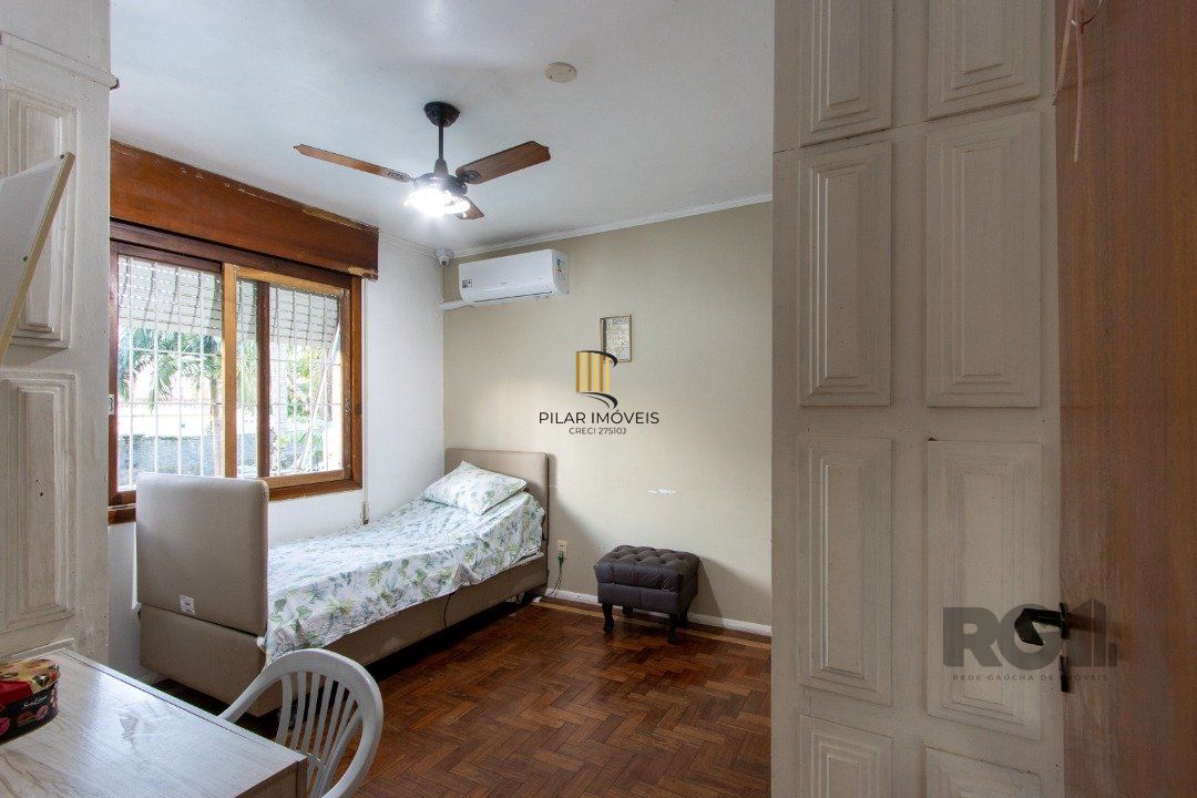 Casa no bairro Cristal, Possui 4 dormitórios, sendo 1suíte, closet e banheira de hidromassagem, com possibilidade de um podendo 1 dormitórios extra.