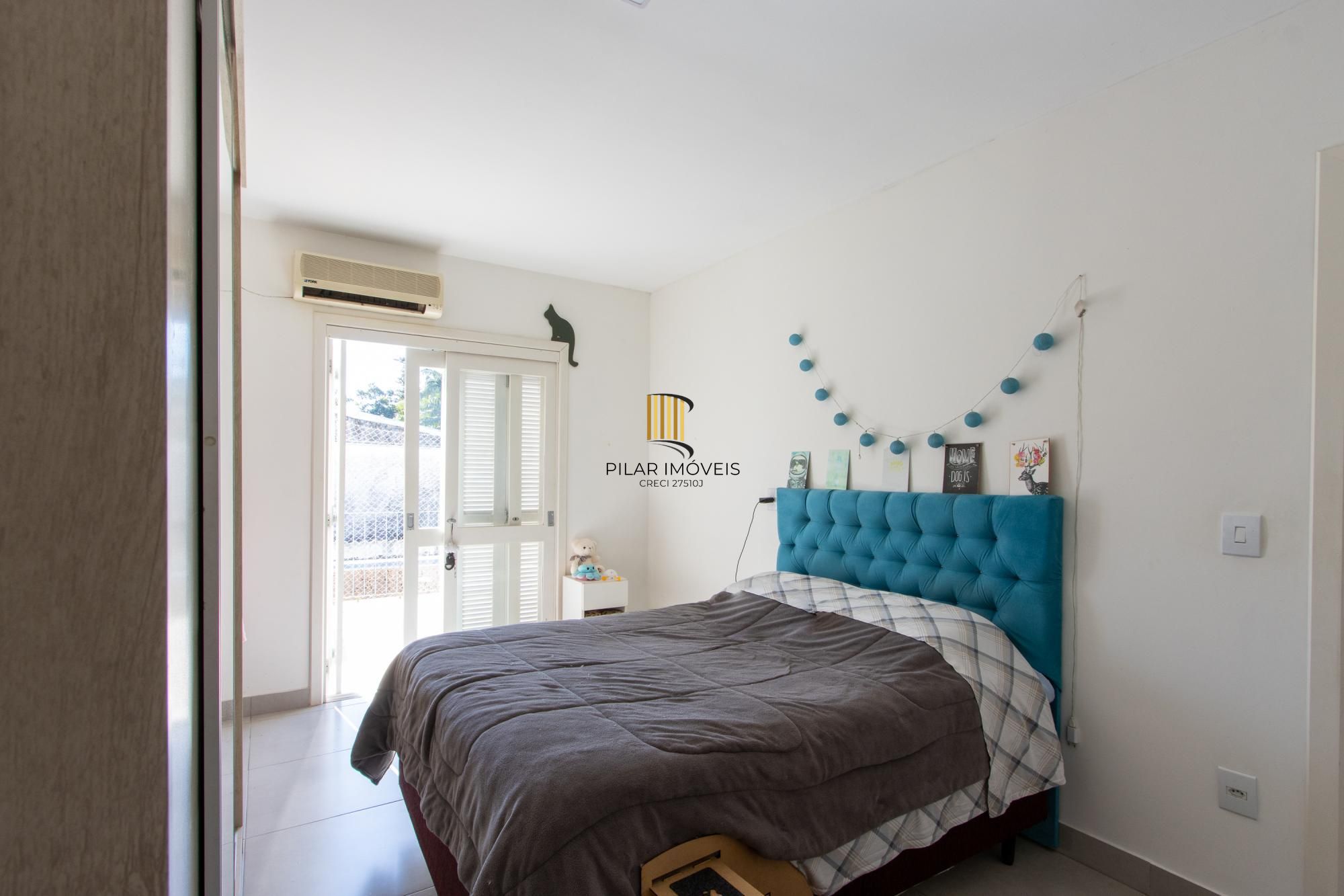 Casa 3 Dormitórios no Bairro Tristeza com 2 Vagas de Garagem