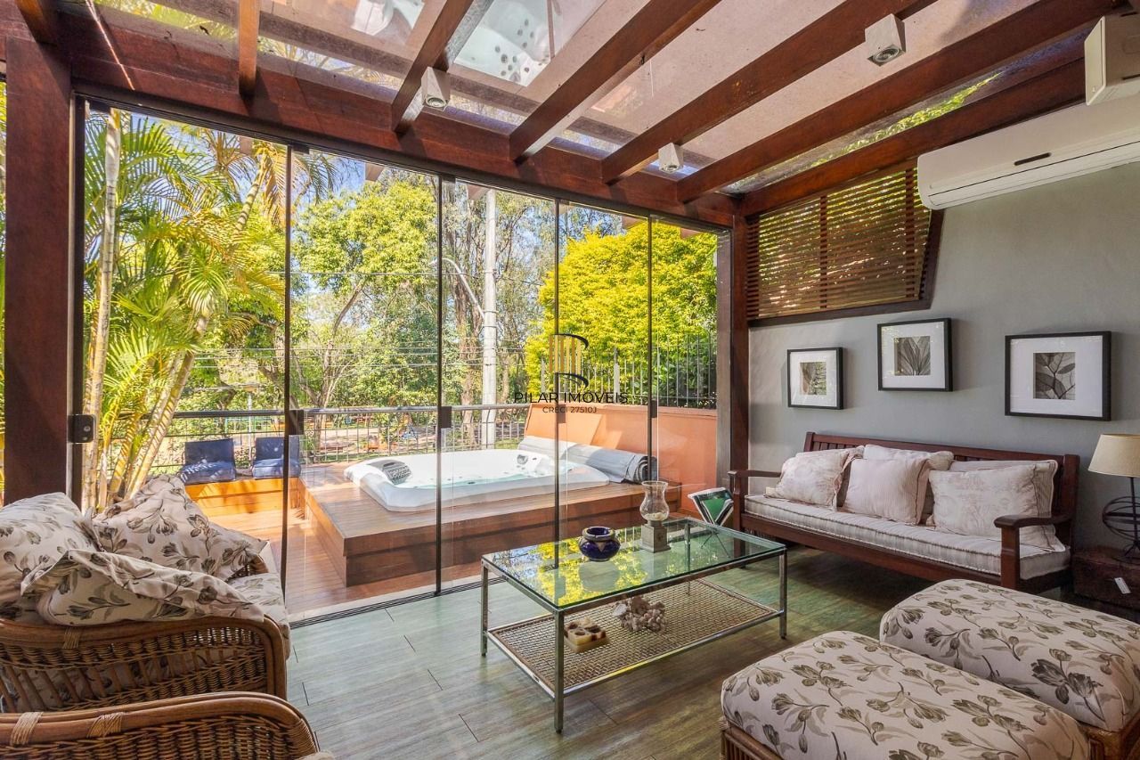 Casa em Condomínio com 487m² | 4 Dormitórios sendo 4 suítes, 3 vagas, no Bairro Três Figueiras, Porto Alegre