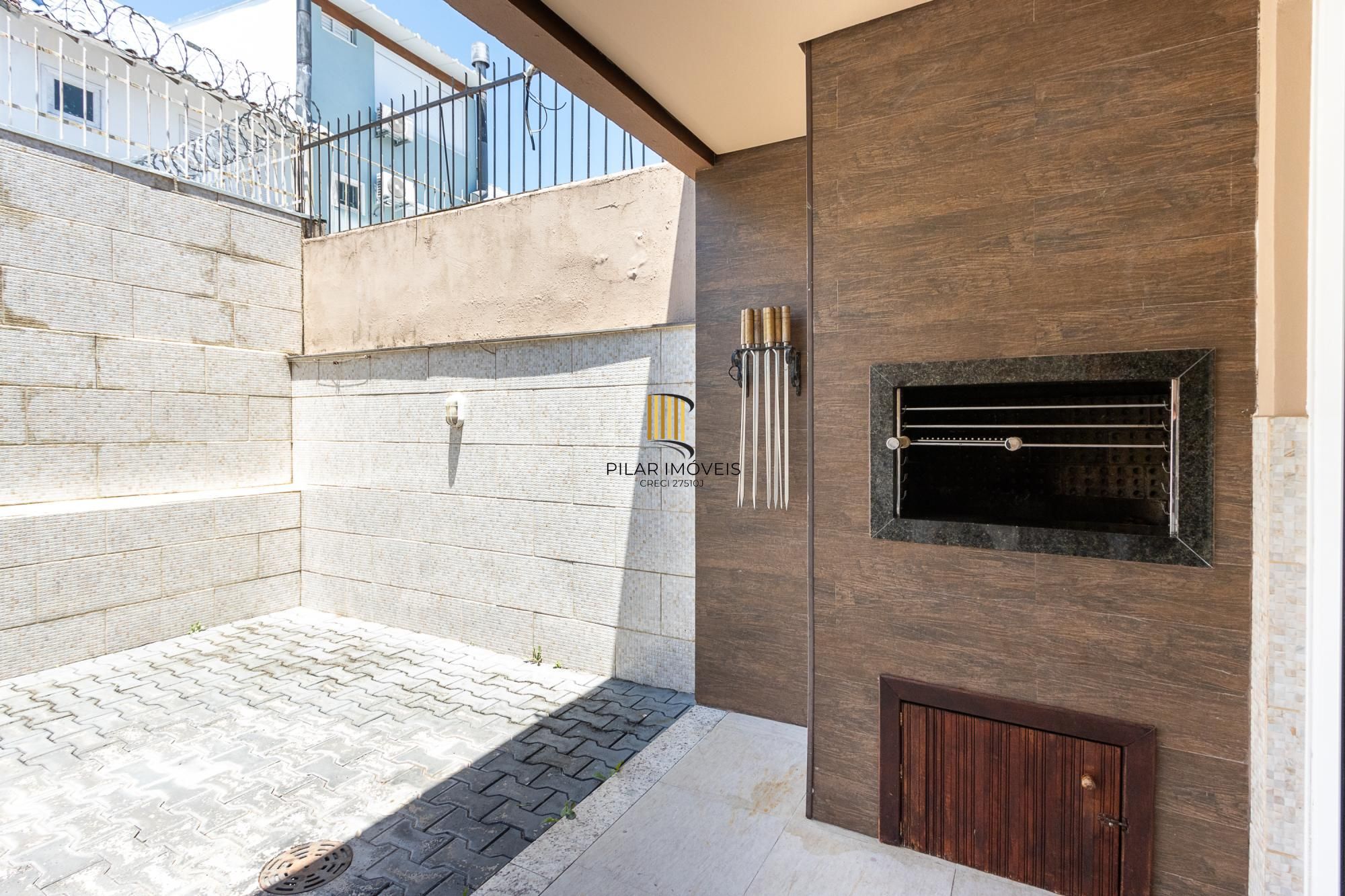 Sobrado com 2 suites e 2 vagas de garagem - Bairro Guarujá