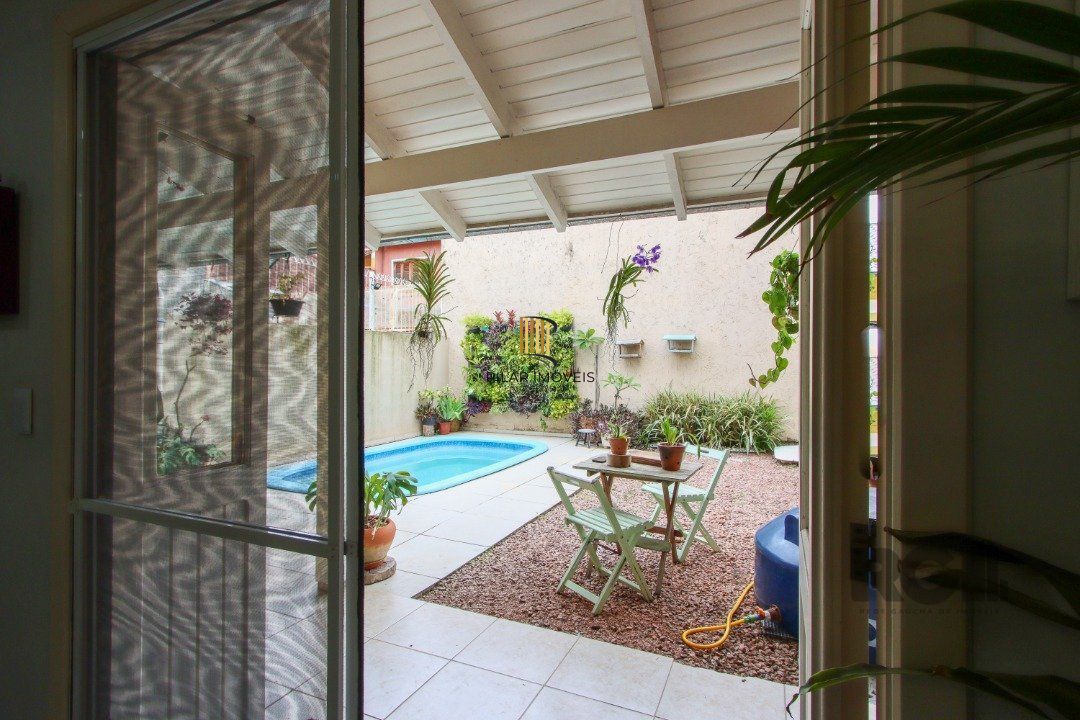 Casa 2 dormitórios no bairro Hípica