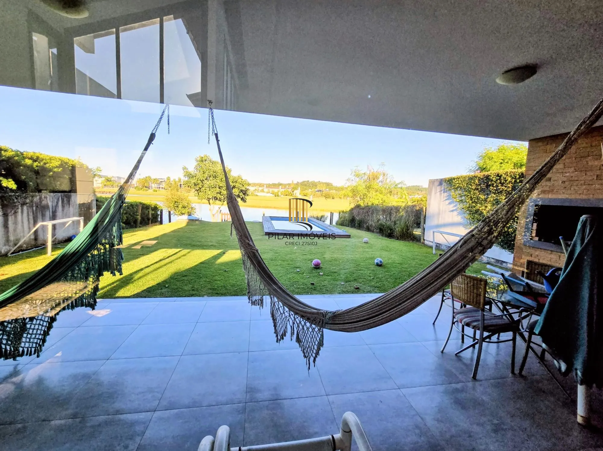 Casa no Condominio Terra Ville.  3 suites, com fundo para o lago.