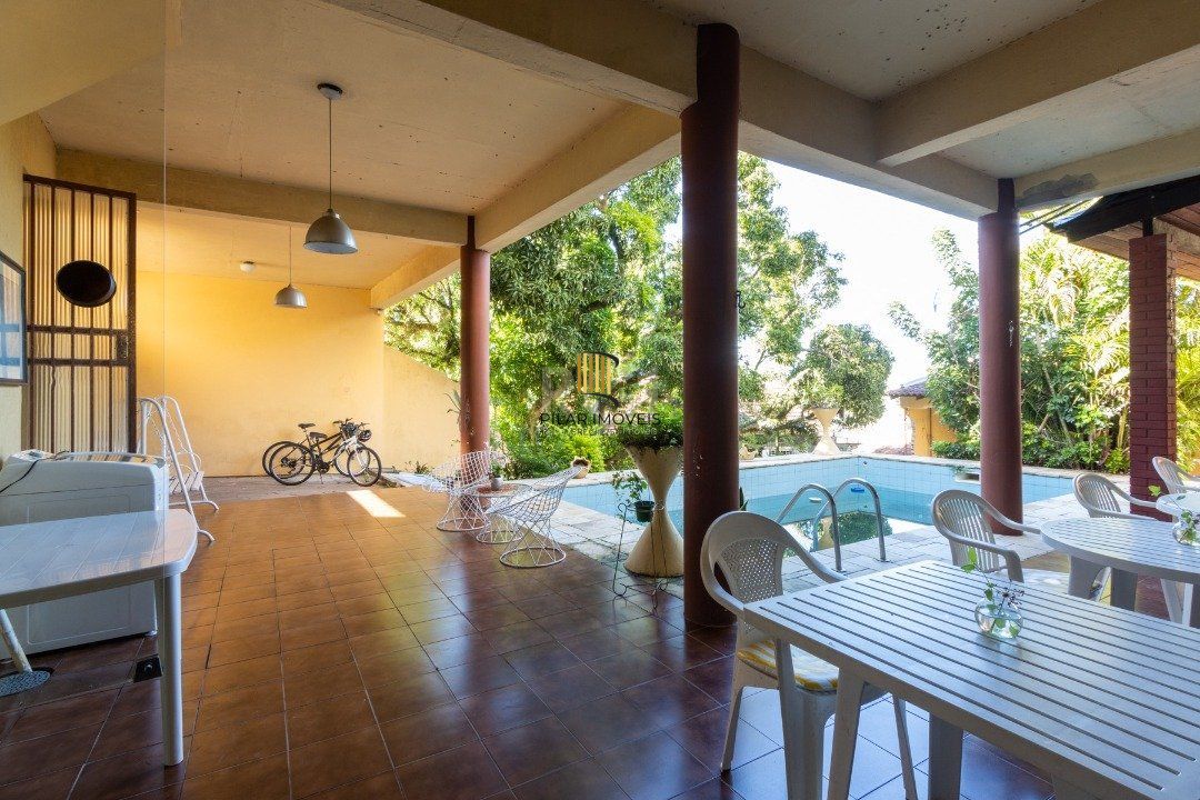 Sobrado com 345m² privativos, 3 suites, 2 vagas, churrasqueira. pátio com piscina - Bairro Cristal