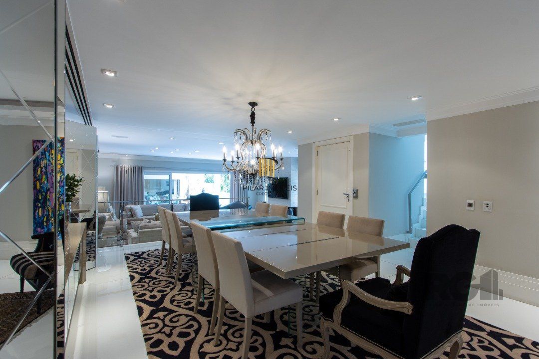 Casa em condominio, mobiliada com 741m² privativos , com 3 suítes- master