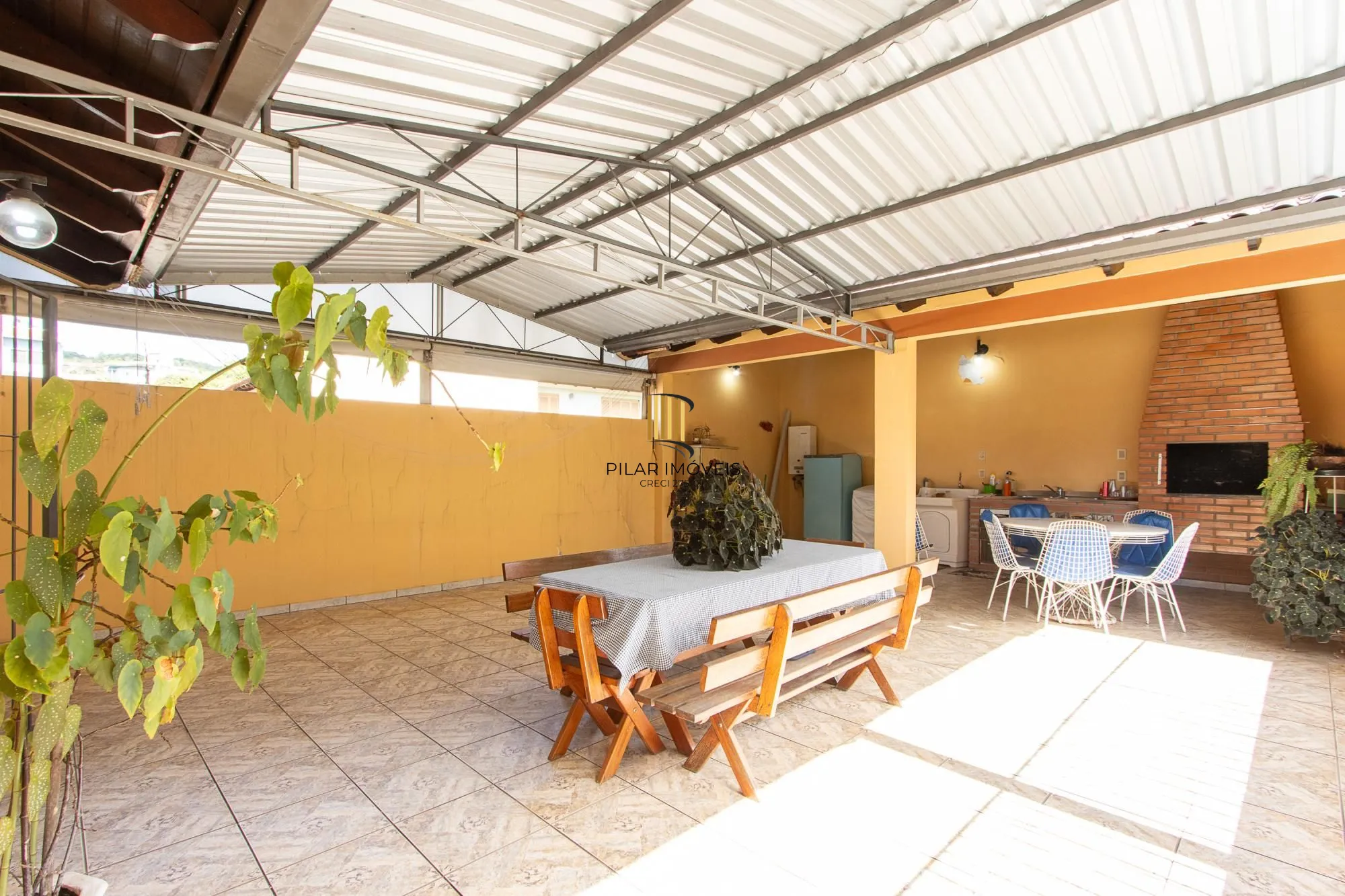 Casa Residencial ou Comercial, com 3 quartos (1 suite), 229m² privativos - Bairro Tristeza