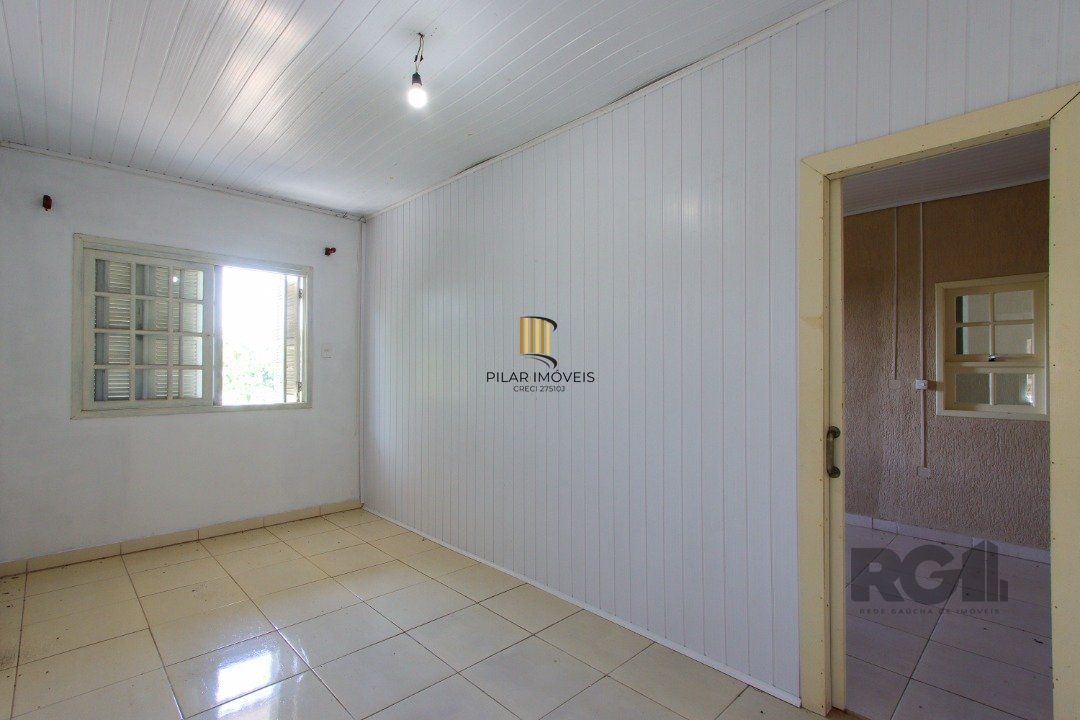 Casa com 109m² de área privativa, possui 02 dormitórios, living para 2 ambientes, cozinha, 2 banheiros