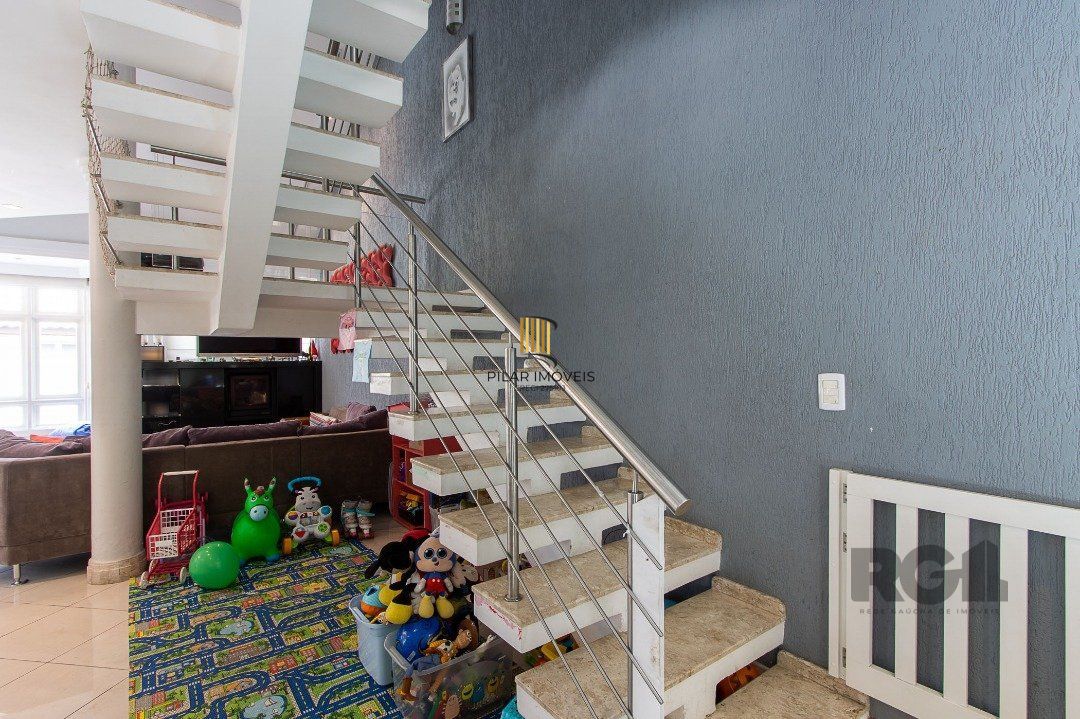 Casa de Condomínio 5 dormitórios no bairro Sarandi