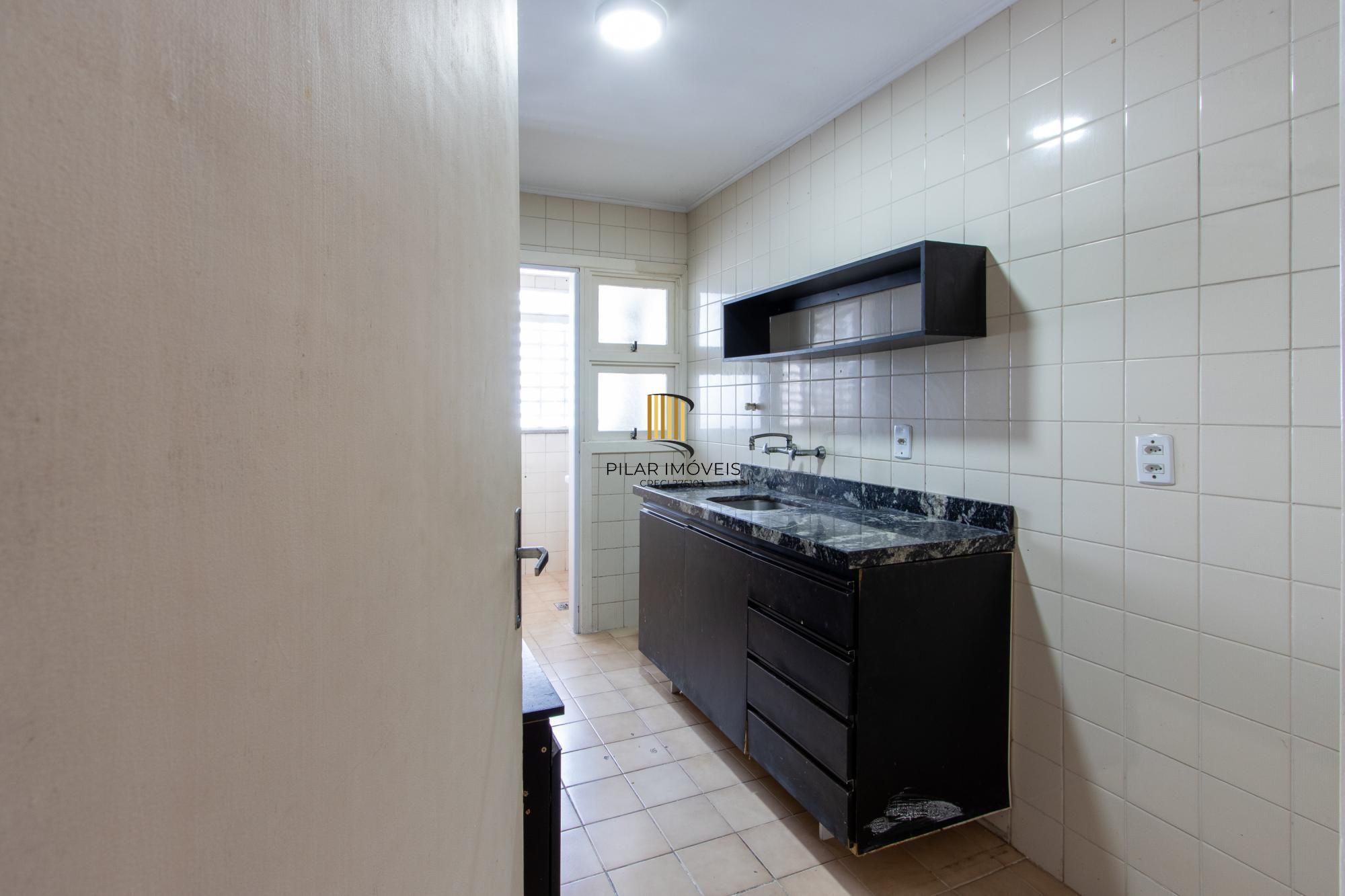 Cobertura com 137m², no Bairro Cristal, de 2 dormitórios, sento uma suíte, ampla sacada, churrasqueira, vista panorâmica, vaga coberta.