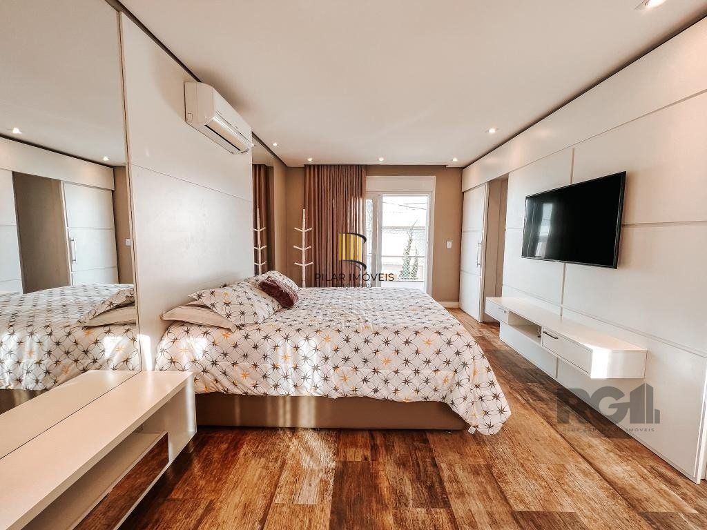 Excelente residência com aproximadamente 219m² privativos,