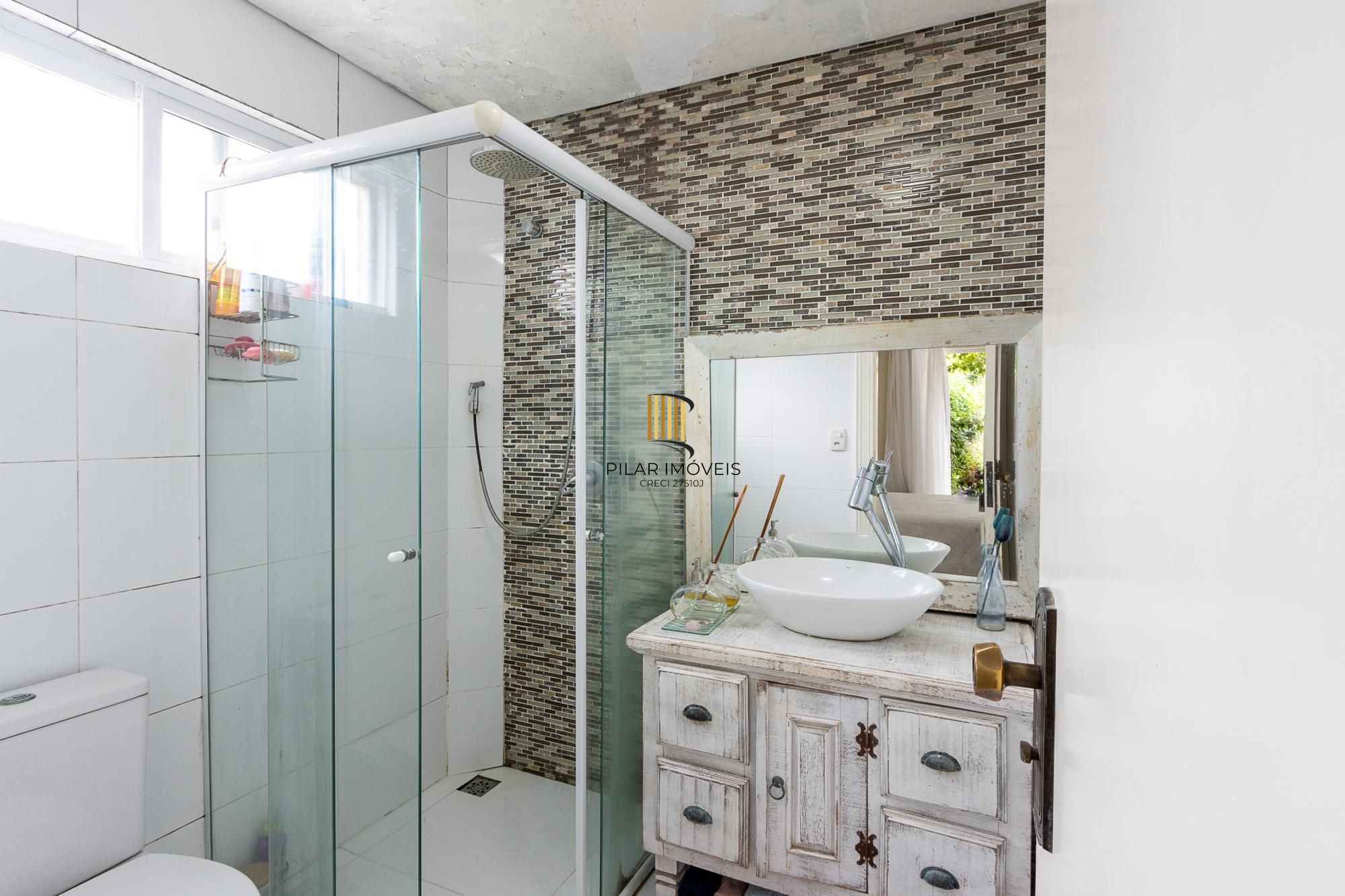 Casa térrea, 2 dormitórios, 1 suíte e 2 vagas no bairro Aberta dos Morros.