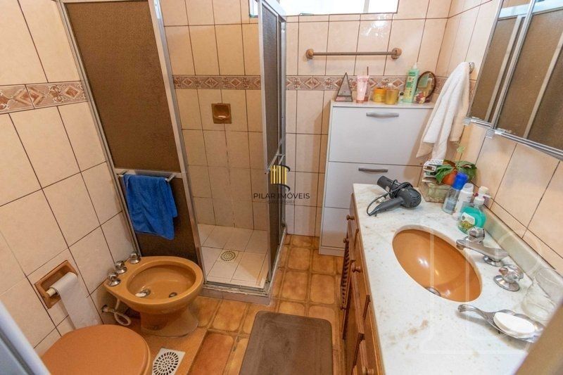 Sobrado para Venda - 241m², 4 dormitórios, sendo 1 suites, 1 vaga - Camaquã
