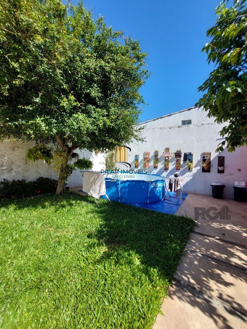 Casa de alvenaria, possuí 1 dormitório, 1 suíte, cozinha, 2 salas, 2 banheiros.