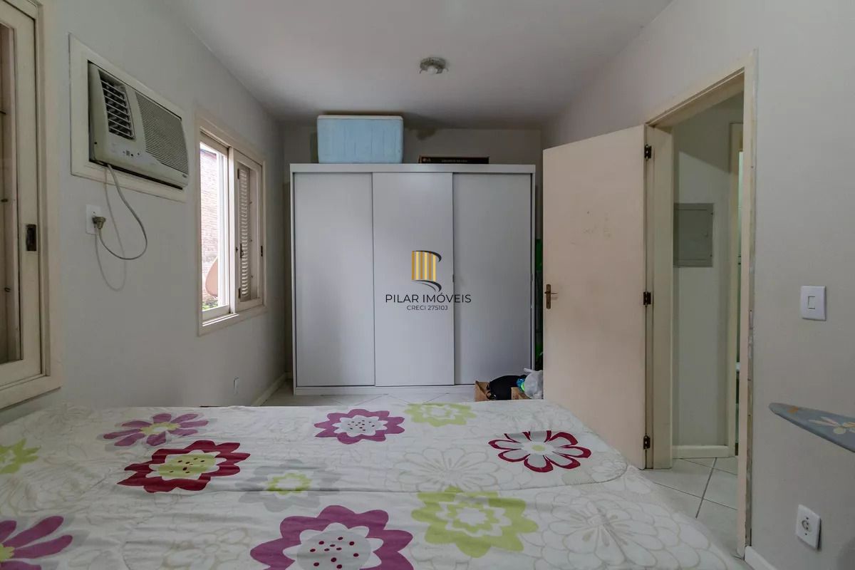 Casa de condomínio, 3 dormitórios, 1 suíte e 2 vagas cobertas no bairro Teresópolis.