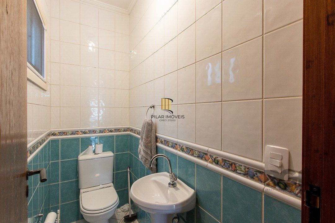 Casa de alvenaria, 3 dormitórios, 1 suíte e pátio com piscina, bairro Espírito Santo.