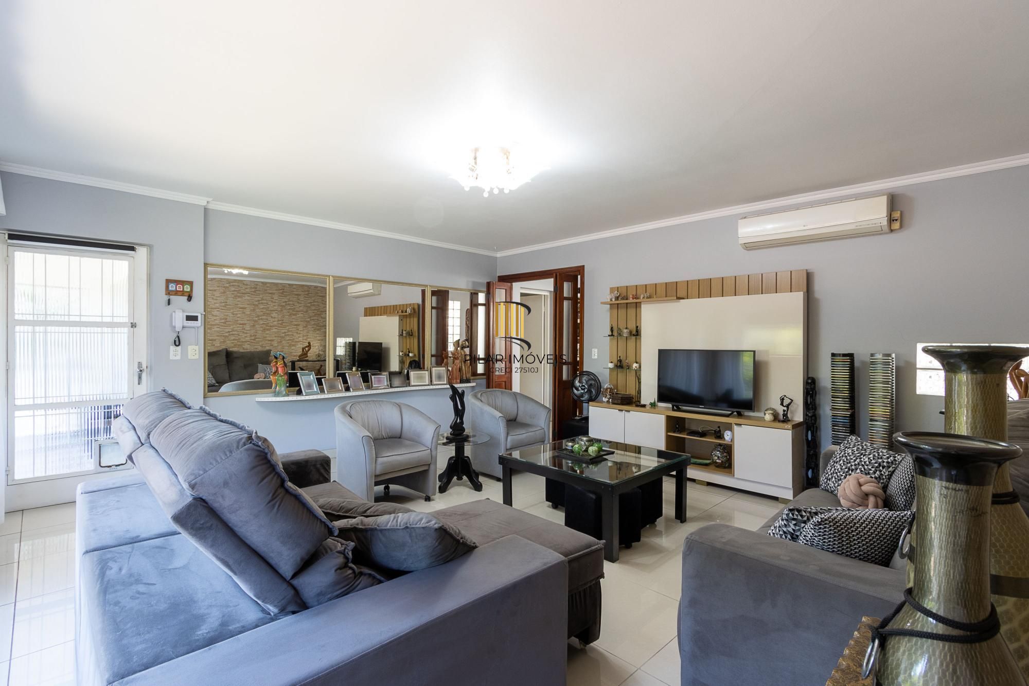 Casa de alvenaria, 4 dormitórios, 2 suítes, bairro Cristal.