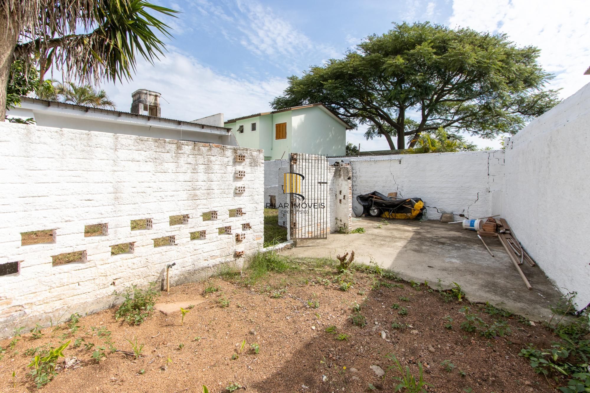 Casa em Vila Nova, Porto Alegre! Com 160m² de área privativa e um total de 899m²