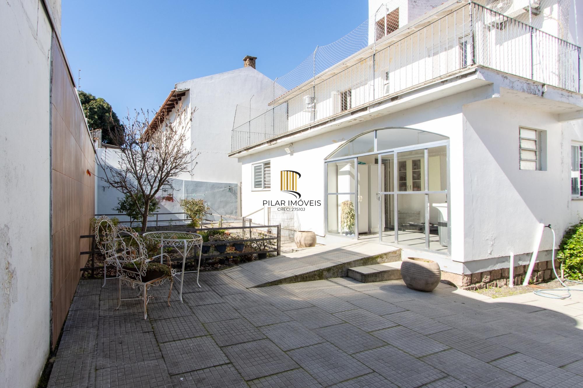 Casa 3 Dormitórios no Bairro Tristeza com 2 Vagas de Garagem