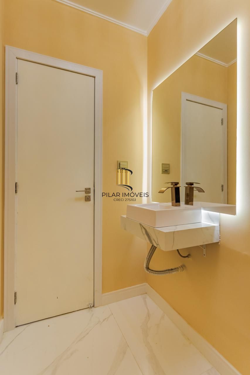 Casa de 3 dormitórios á venda no Jardim Lindóia em Porto Alegre