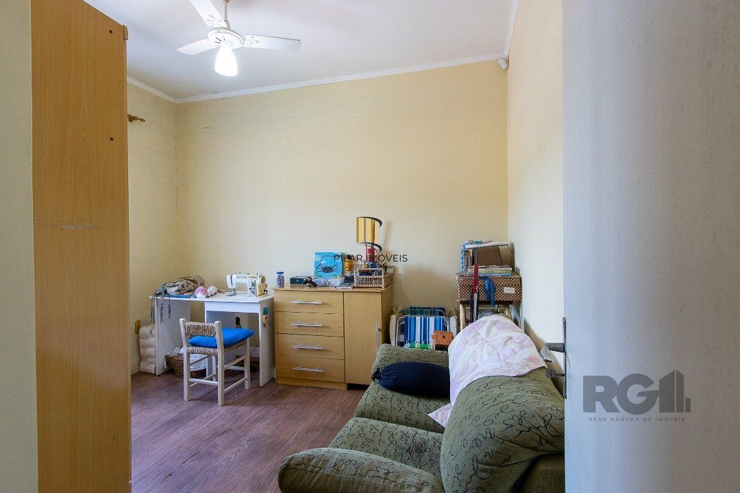 Casa com 4 quartos, suíte, churrasqueira, lareira, garagem coberta e lindo jardim.