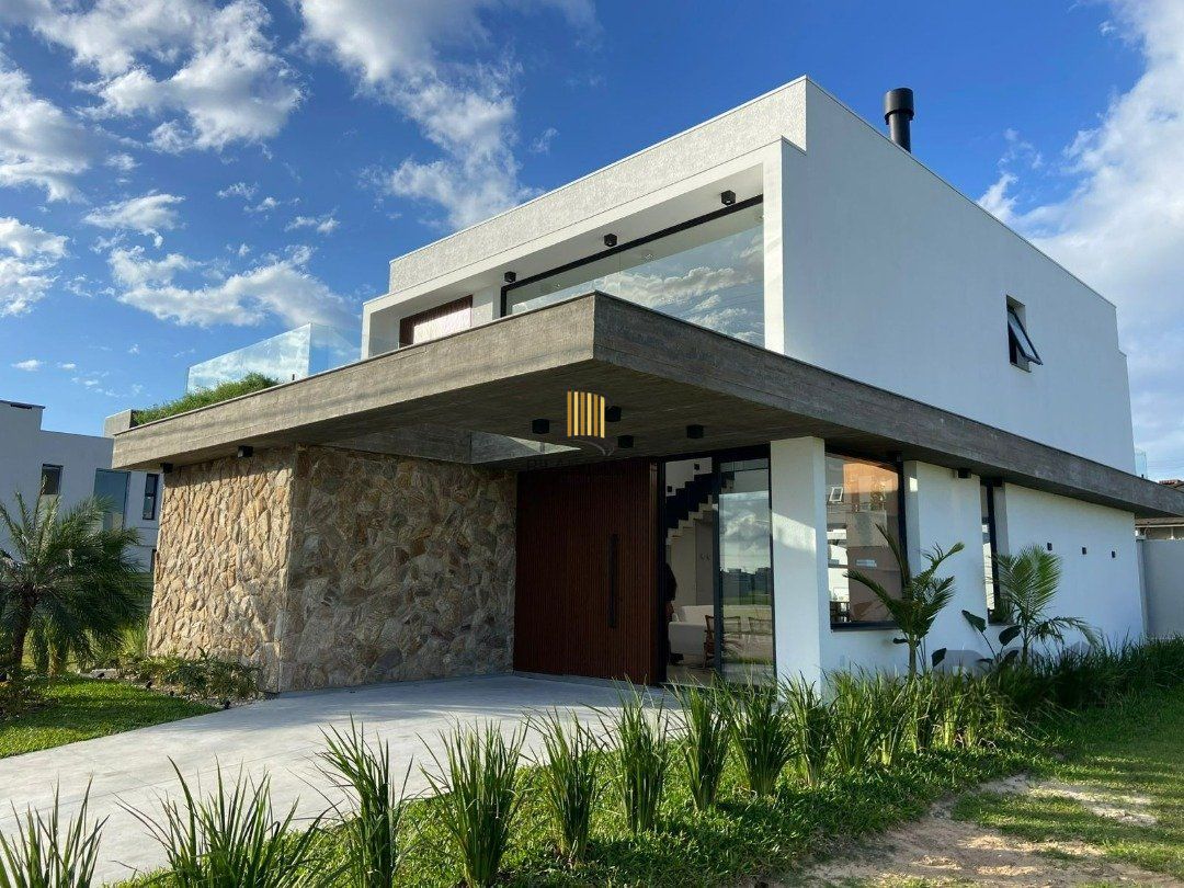 Sobrado Novo em Condomínio Fechado com 4 suítes e 238m² privativos