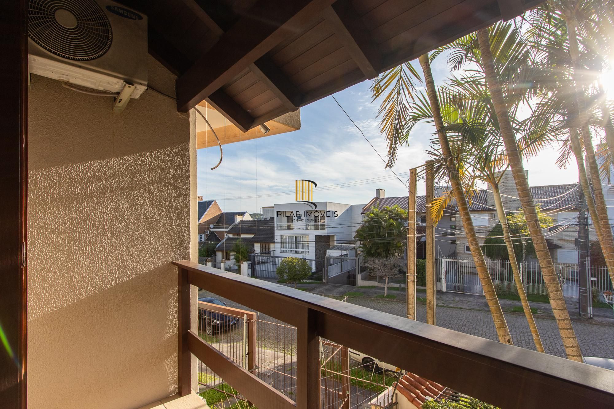 Excelente casa de 3 dormitórios, 1 suíte, pátio, piscina e vaga para 2 carros cobertas.