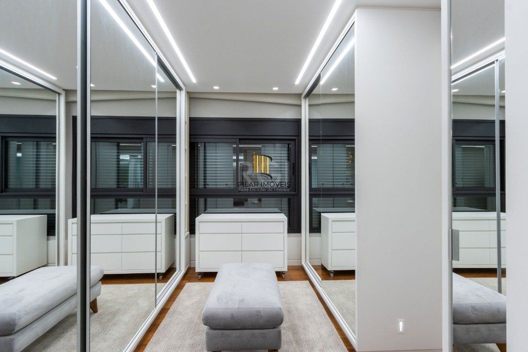 Apartamento mobiliado, com cerca de 256,42m² privativos e com 3 suítes,