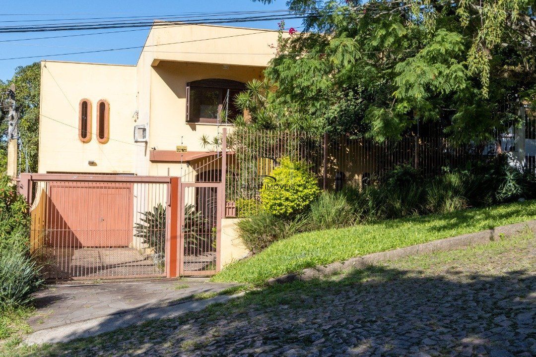 Sobrado com 345m² privativos, 3 suites, 2 vagas, churrasqueira. pátio com piscina - Bairro Cristal