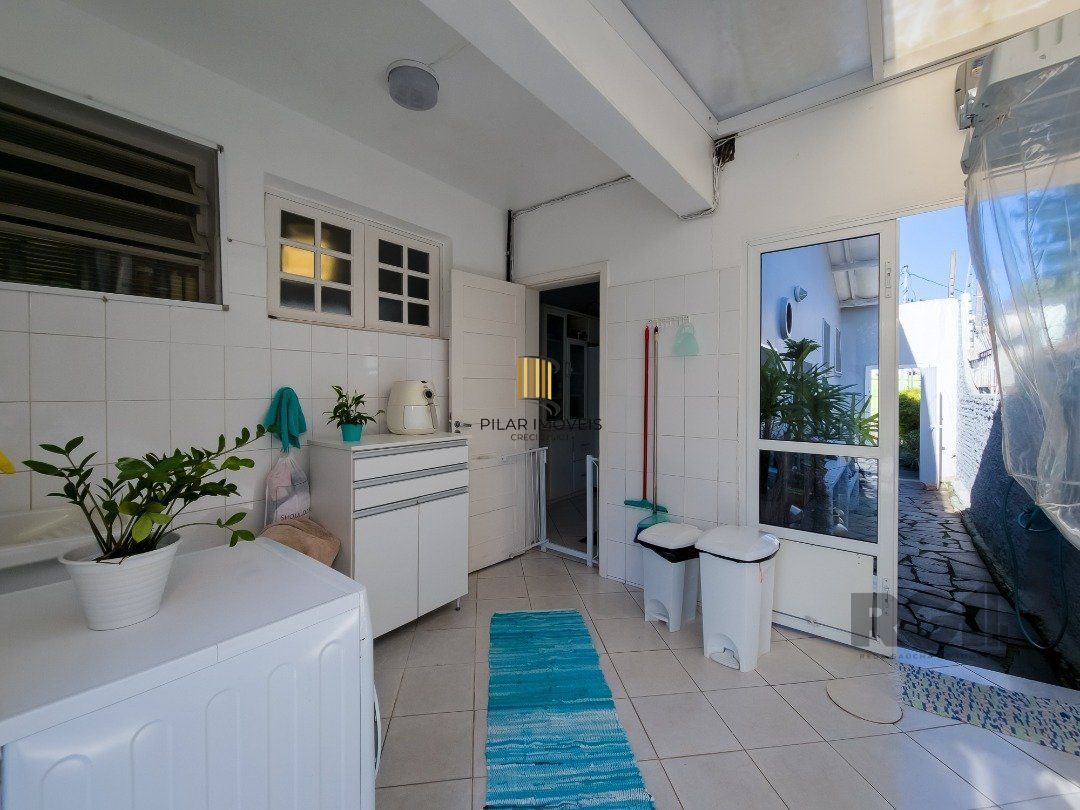CASA TÉRREA REFORMADA, 3 QUARTOS, SUITE, PÁTIO - BAIRRO CRISTAL
