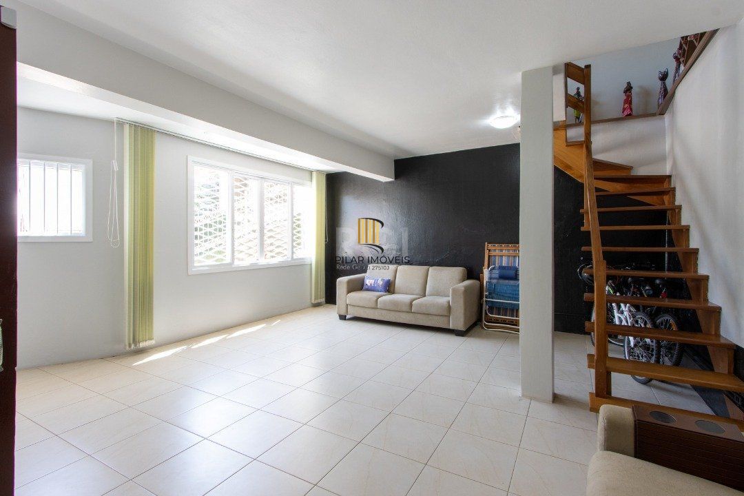 Sobrado à venda no Bairro Medianeira, reformado, 3 quartos, lareira, churrasqueira, 3 vagas