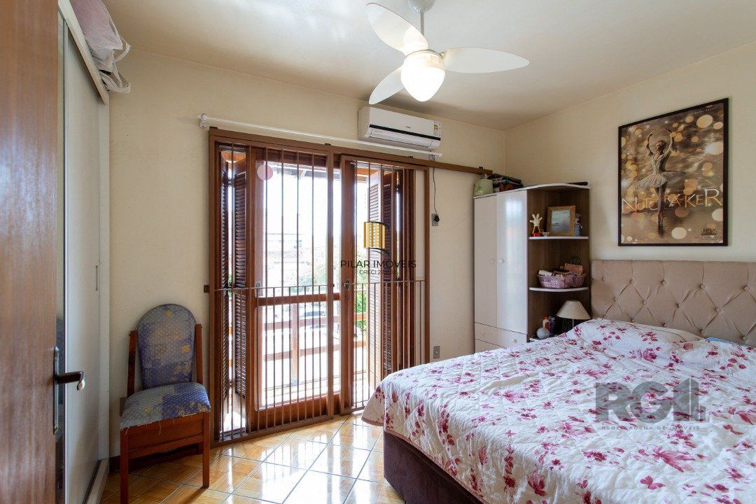 A casa possui 78m² de área construída, com um adicional de 20m²
