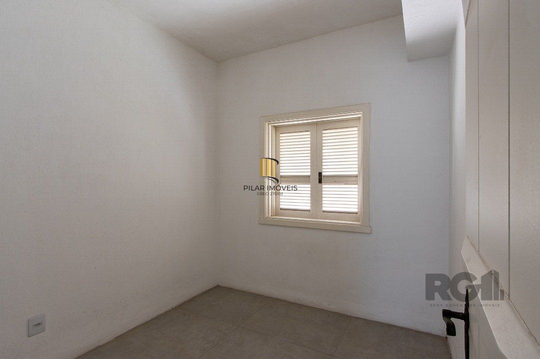 Casa Condomínio a Venda - 880m², 5 dormitórios, sendo 2 suítes, a master com lareira, 4 vagas - Cavalhada