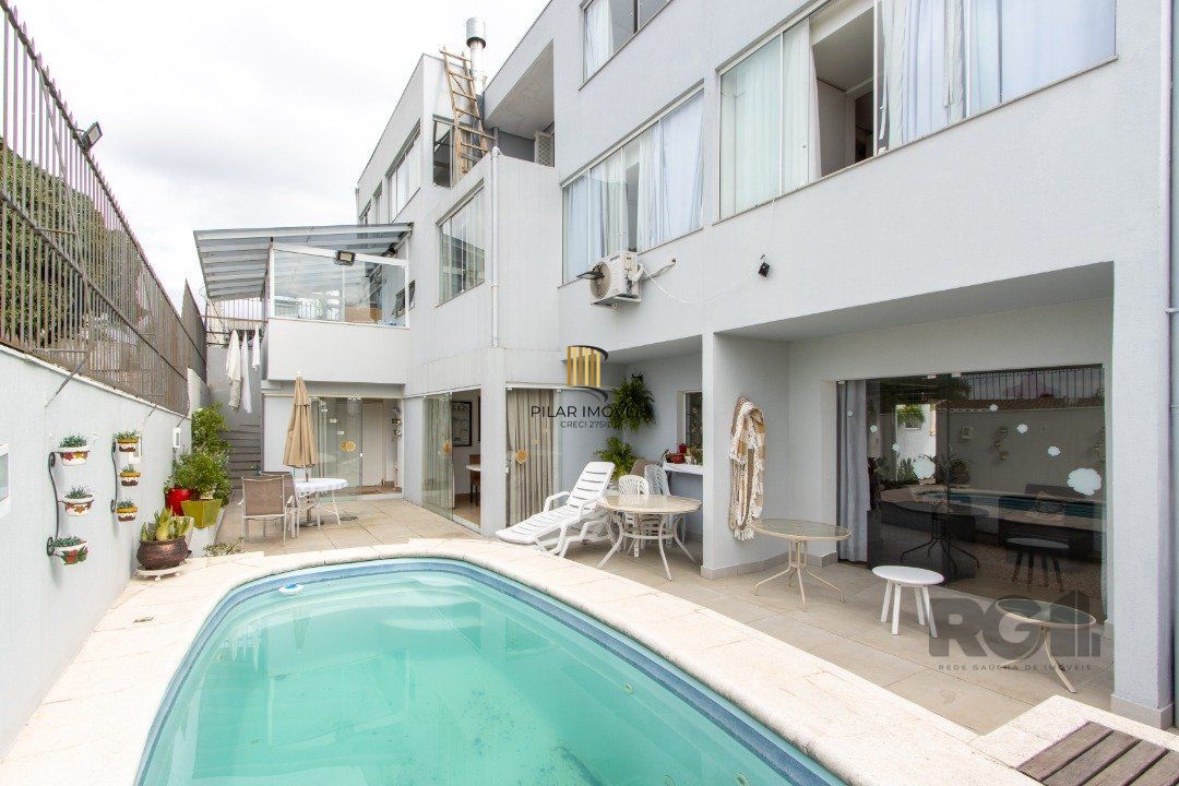 Casa em condominio . com 6 suites, sendo 3 suítes master com closet e hidro.