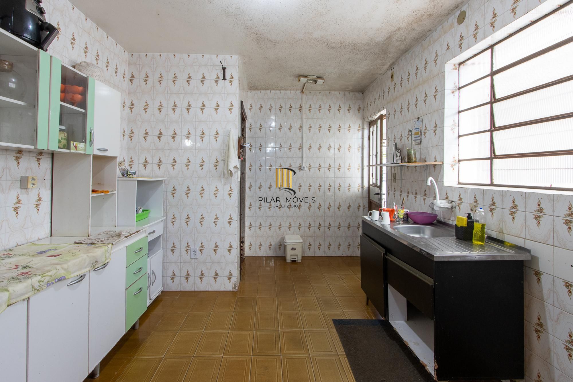 Casa de 3 dormitórios, 1 suíte e 2 vagas no bairro Vila Conceição.