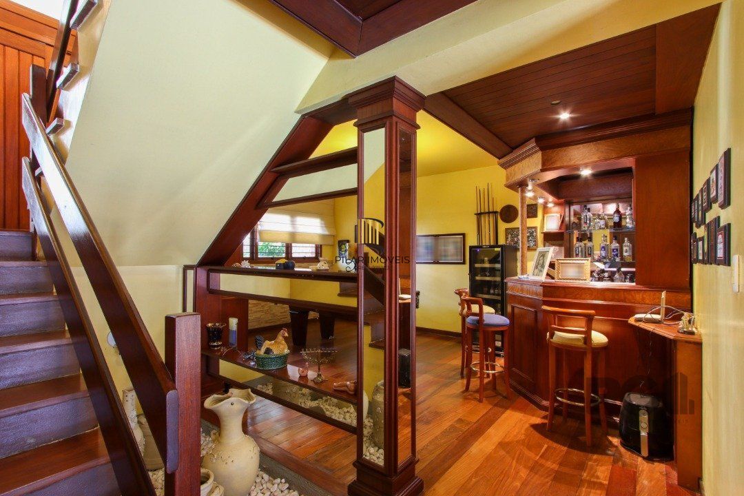 Casa com 4 dormitórios, sendo 1 suíte, com 2 vagas cobertas, no bairro Nonoai, Porto Alegre, RS