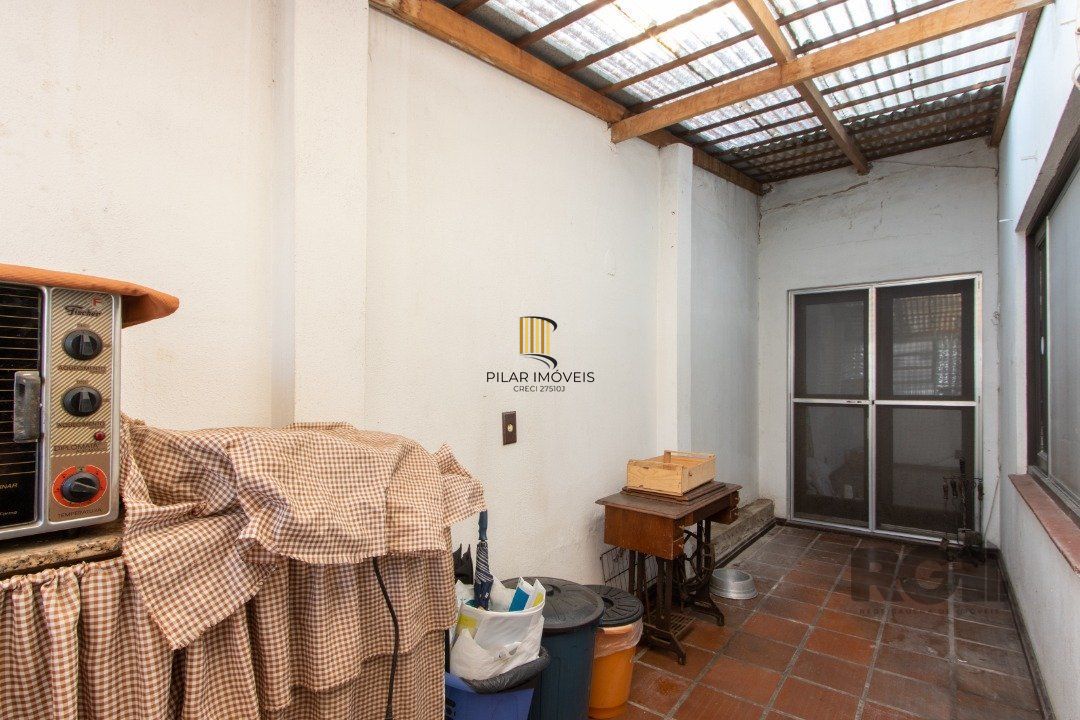 Casa para Venda - 72.6m², 4 dormitórios, sendo 1 suites, 6 vagas - Camaquã