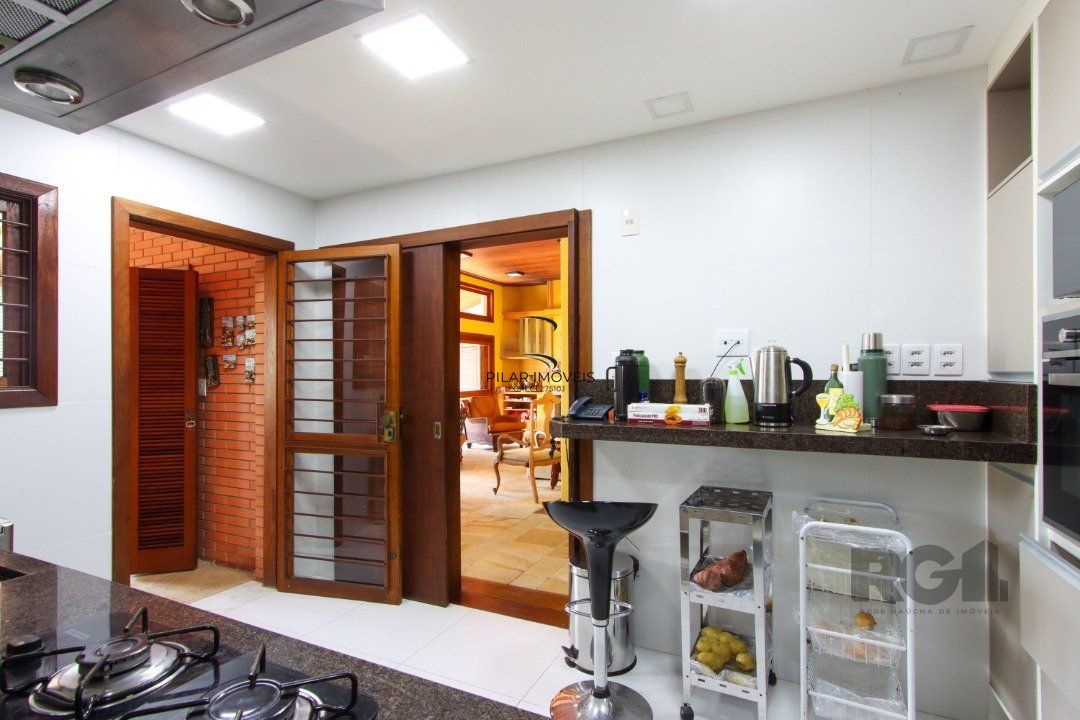 Casa com 4 dormitórios, sendo 1 suíte, com 2 vagas cobertas, no bairro Nonoai, Porto Alegre, RS
