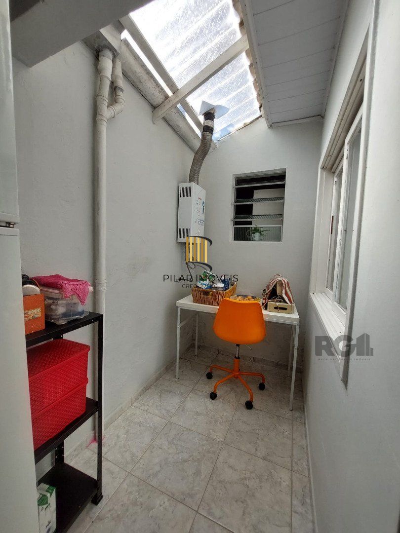Casa de alvenaria, possuí 1 dormitório, 1 suíte, cozinha, 2 salas, 2 banheiros.