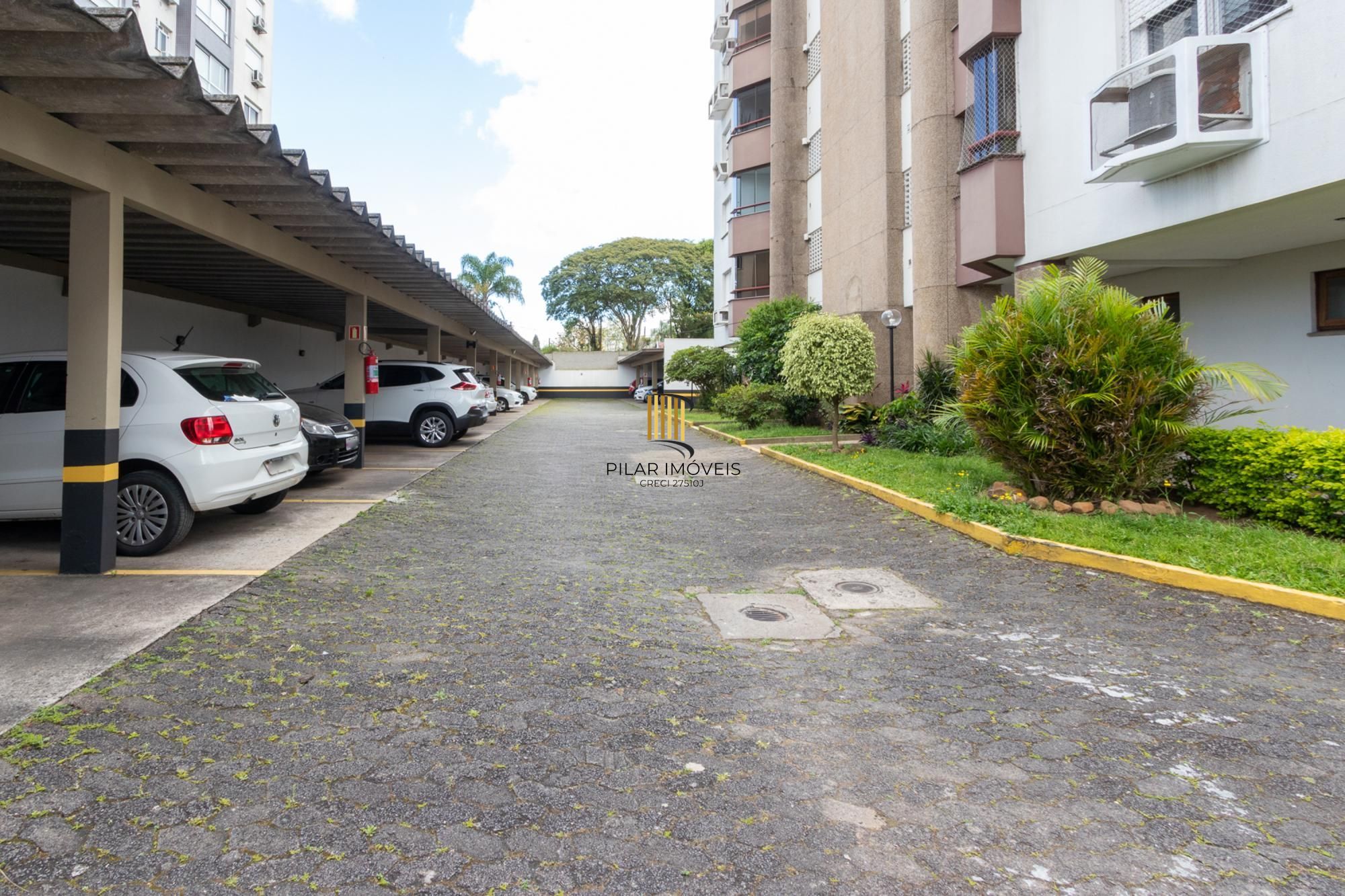 Cobertura com 137m², no Bairro Cristal, de 2 dormitórios, sento uma suíte, ampla sacada, churrasqueira, vista panorâmica, vaga coberta.
