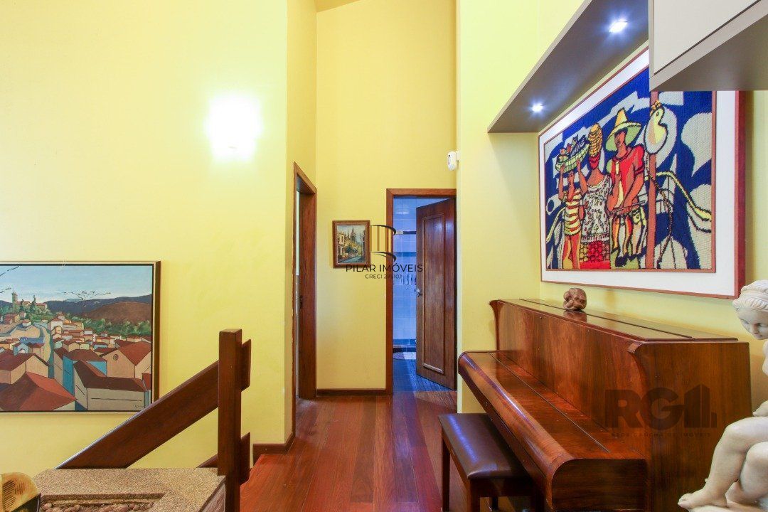 Casa com 4 dormitórios, sendo 1 suíte, com 2 vagas cobertas, no bairro Nonoai, Porto Alegre, RS