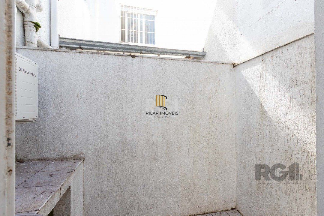 Casa em condomínio com 3 dormitórios, 3 banheiros no bairro Cristal