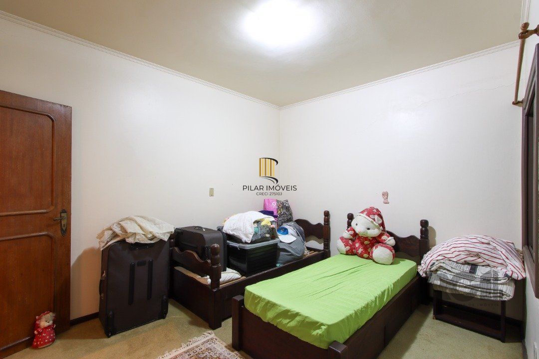 Casa a venda com 03 dormitórios, living 03 ambientes com vista para o Rio.