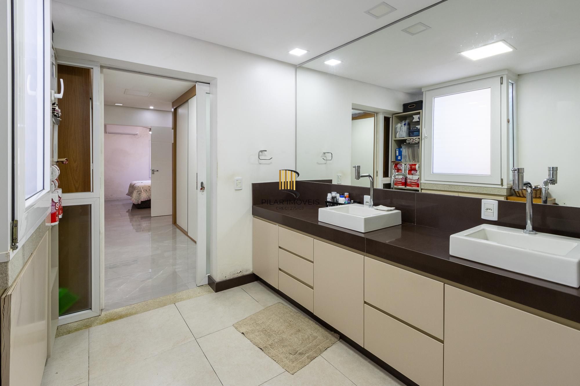 Excelente casa de 3 dormitórios, 3 suítes e 2 vagas no bairro Cavalhada.