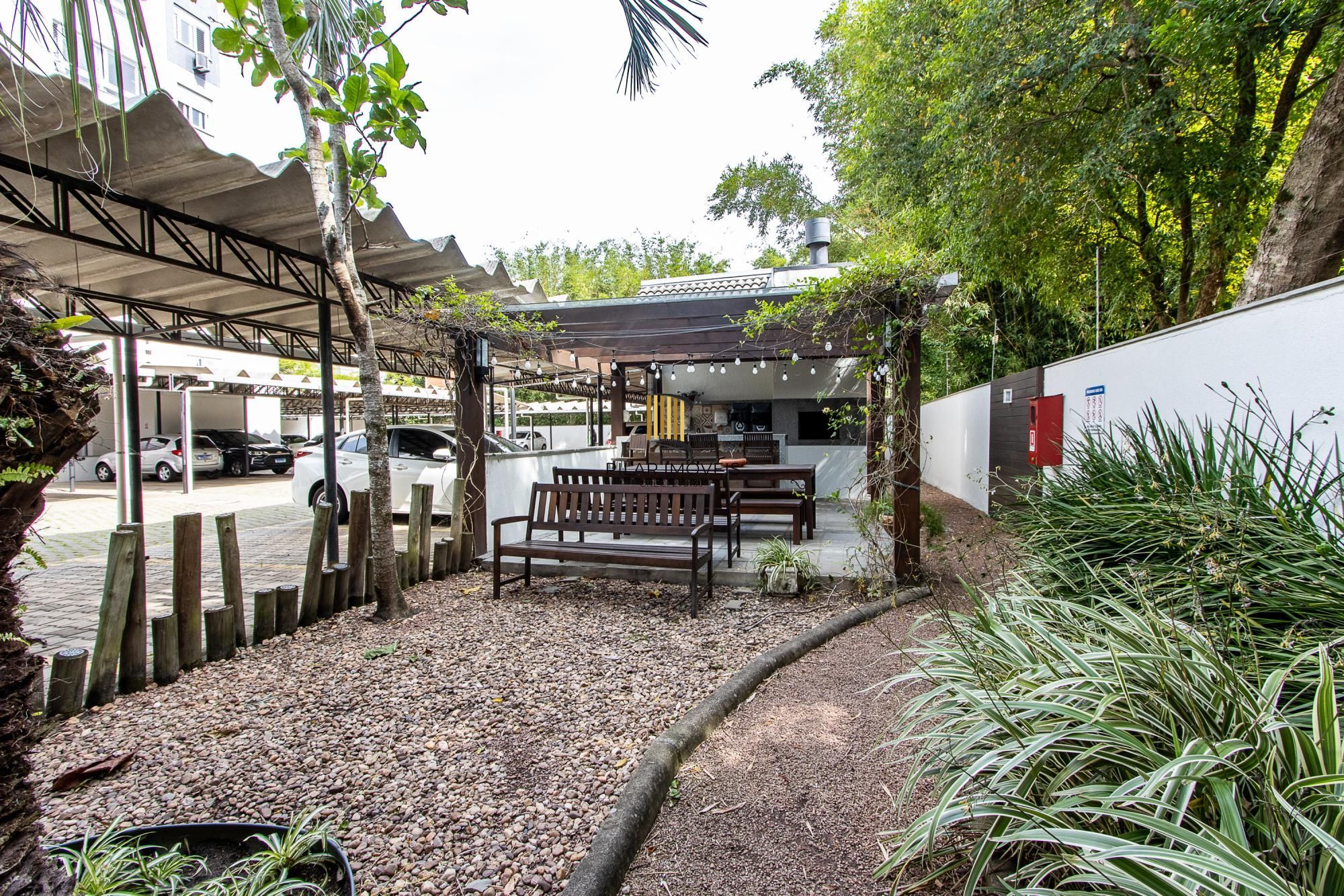 Apartamento de 2 dormitórios com suíte, churrasqueira e infraestrutura completa na Zona Sul de Porto Alegre.