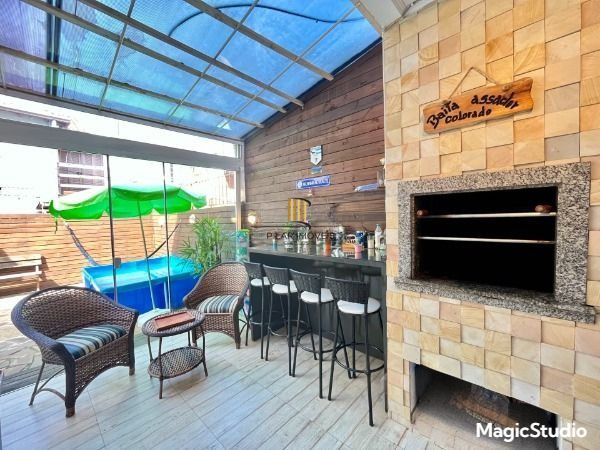 A casa possui 78m² de área construída, com um adicional de 20m²