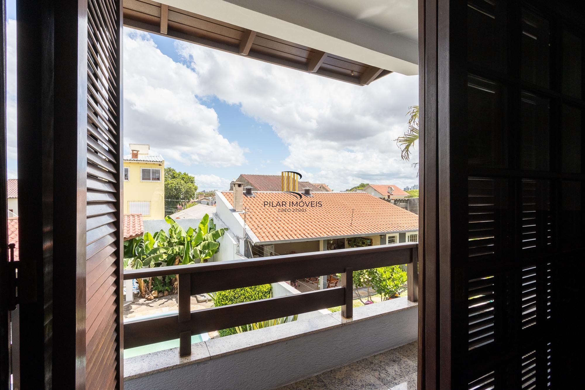 Sobrado, 3 quartos, 2 vagas, pátio com piscina - Bairro Nonoai